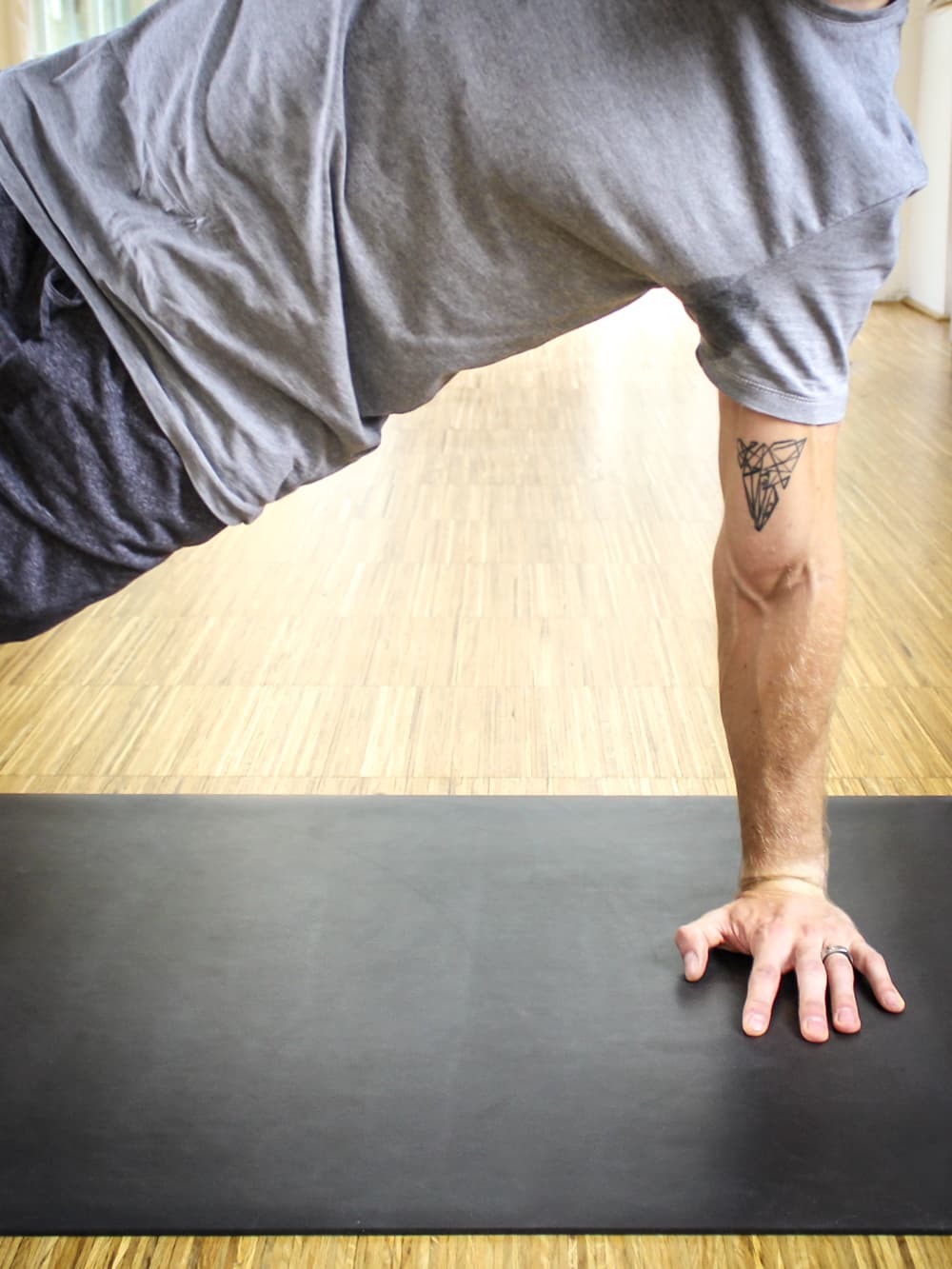 Yogapose Stütz Hand auf rutschfester Yogamatte